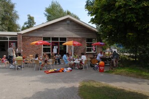 Outdoor dining - Canal-Side Bungalow Stay (Eernewoud)