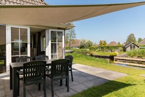 Outdoor dining - Canal-Side Bungalow Stay (Eernewoud)