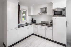 Geladeira, micro-ondas, cooktop, lava-louças