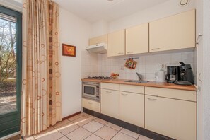 Micro-ondas, cooktop, lava-louças, cafeteira/chaleira