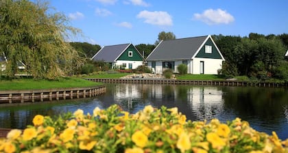 Encantadora villa junto al agua