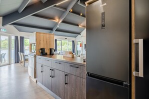 Microwave, oven, dishwasher, coffee/tea maker