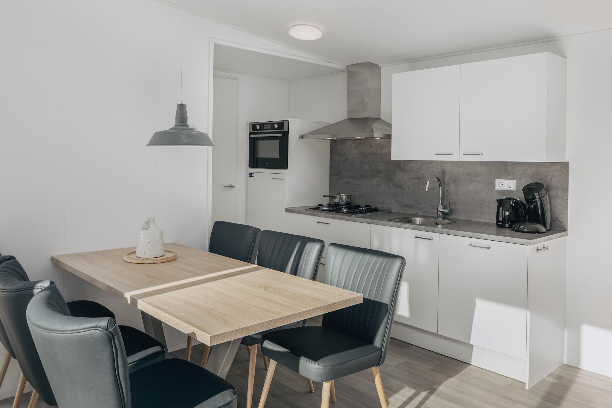 Kjøleskap, mikrobølgeovn, kokeplater og oppvaskmaskin