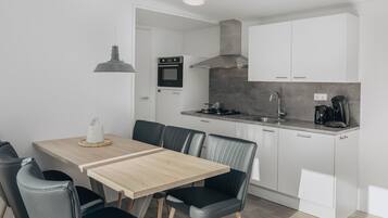 Kjøleskap, mikrobølgeovn, kokeplater og oppvaskmaskin