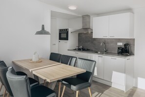 Kjøleskap, mikrobølgeovn, kokeplater og oppvaskmaskin