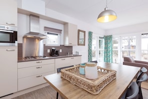 Kjøleskap, mikrobølgeovn, kokeplater og oppvaskmaskin