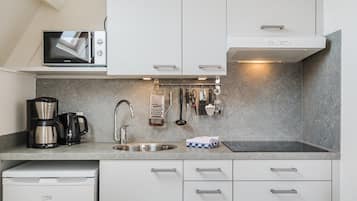 Réfrigérateur, micro-ondes, plaque de cuisson, cafetiÚre/bouilloire