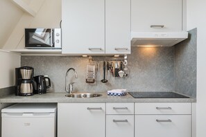 Fridge, microwave, stovetop, coffee/tea maker