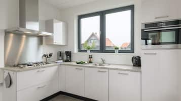 Een koelkast, een magnetron, een kookplaat, een vaatwasser
