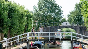 A bridge over a canal with boats docked on either side. - Vacation Stay Close to Tjeukermeer (Langelille)