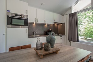 Réfrigérateur, micro-ondes, plaque de cuisson, lave-vaisselle