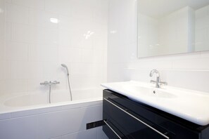 Shower - Stylish Harborfront Escape (Den Haag)