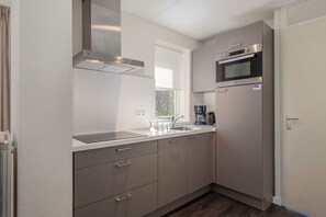 Réfrigérateur, micro-ondes, plaque de cuisson, lave-vaisselle