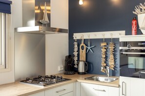 Fridge, microwave, stovetop, dishwasher - Modern chalet near Lake Sneek (Terkaple)