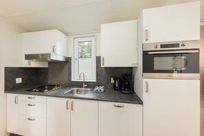 Køleskab, mikrobølgeovn, kogeplade, opvaskemaskine