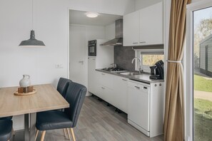 Réfrigérateur, micro-ondes, plaque de cuisson, lave-vaisselle