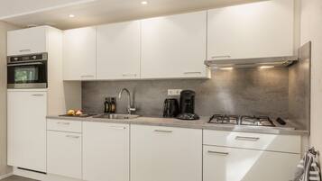 Een koelkast, een magnetron, een kookplaat, een vaatwasser