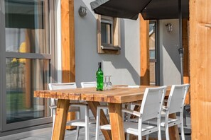 Outdoor dining - Villa in Nieuwvliet near Beach Resort (Nieuwvliet-Bad)