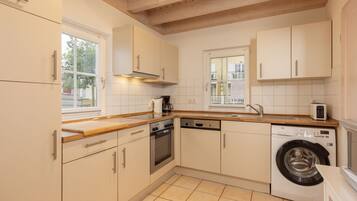 Ofen, Herdplatte, Geschirrspüler, Wasserkocher mit Kaffee-/Teezubehör