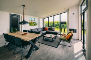 Una Smart TV, una chimenea