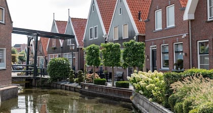 Casa en Volendam con Vista al Puerto