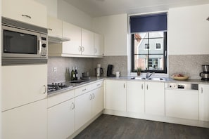 Køleskab, mikrobølgeovn, kogeplade, opvaskemaskine