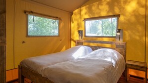 A single bed with white bedding in a room with yellow walls and two windows. - Apartment in the Netherlands near Nature (Arcen)