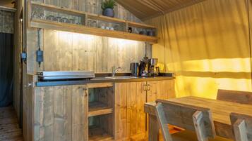 Fridge, stovetop, coffee/tea maker, electric kettle