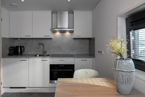 Kylskåp, mikrovågsugn, spishäll och diskmaskin
