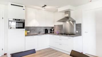 Een koelkast, een magnetron, een kookplaat, een vaatwasser