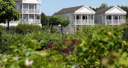 Moderne Villa mit umzäuntem Garten.