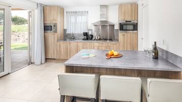 Réfrigérateur, micro-ondes, plaque de cuisson, lave-vaisselle