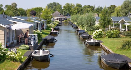 Gemütliches Chalet mit Schaluppe in Giethoorn