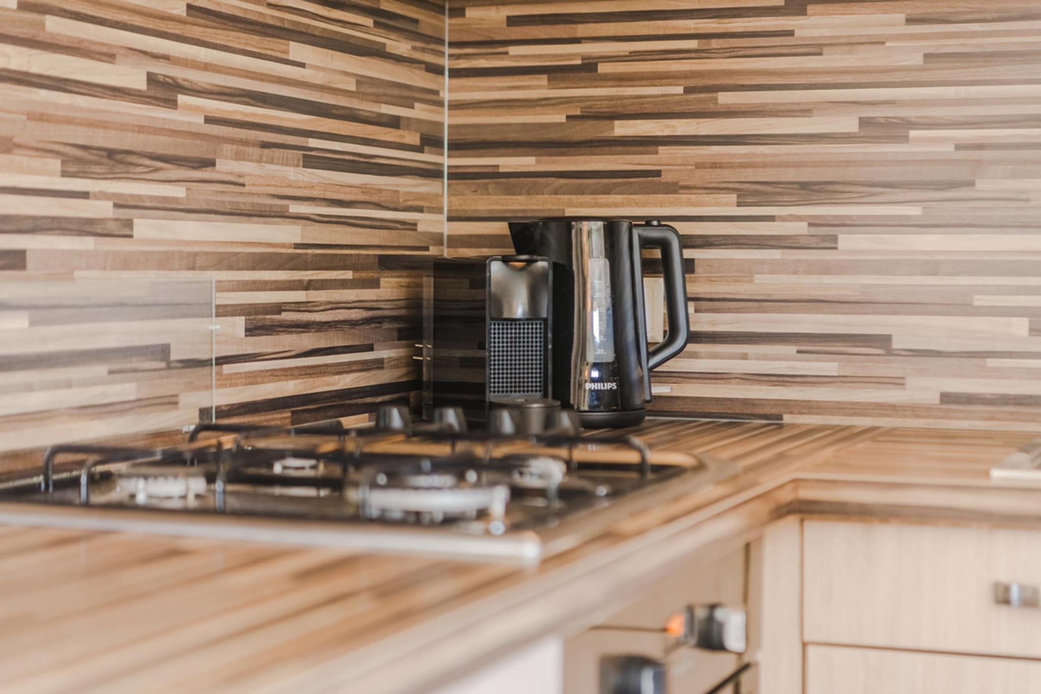 Cocina con diseño moderno, que incluye una estufa a gas y una cafetera.