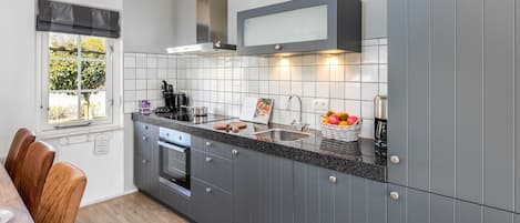 Kylskåp, mikrovågsugn, spishäll och diskmaskin