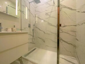 Hair dryer, towels, soap, toilet paper - Spacious, comfortable 90 m2 T3 apartment in downtown Ajaccio (Ajaccio)