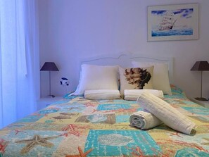 2 عدّة غرف نوم ومكواة/لوح كي وواي فاي وملاءات أسرّة