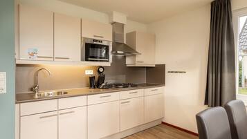 Kühlschrank, Mikrowelle, Herdplatte, Geschirrspüler