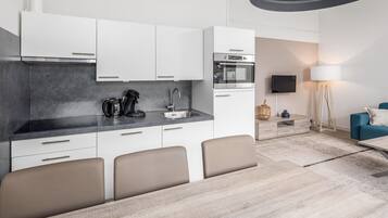 Réfrigérateur, micro-ondes, plaque de cuisson, lave-vaisselle