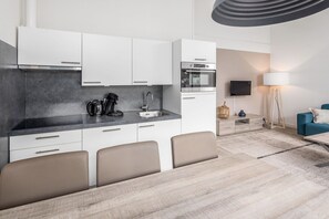 Geladeira, micro-ondas, cooktop, lava-louças