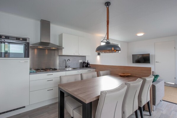 Kühlschrank, Mikrowelle, Herdplatte, Geschirrspüler