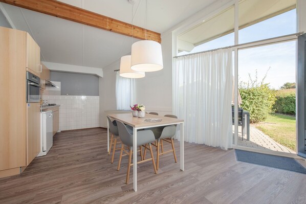 Réfrigérateur, micro-ondes, lave-vaisselle, cafetière/bouilloire