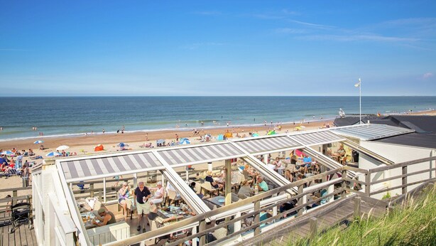 A beachside restaurant with outdoor seating overlooking the ocean. - Bungalow near Dutch Beaches & Nature Trails (Domburg)
