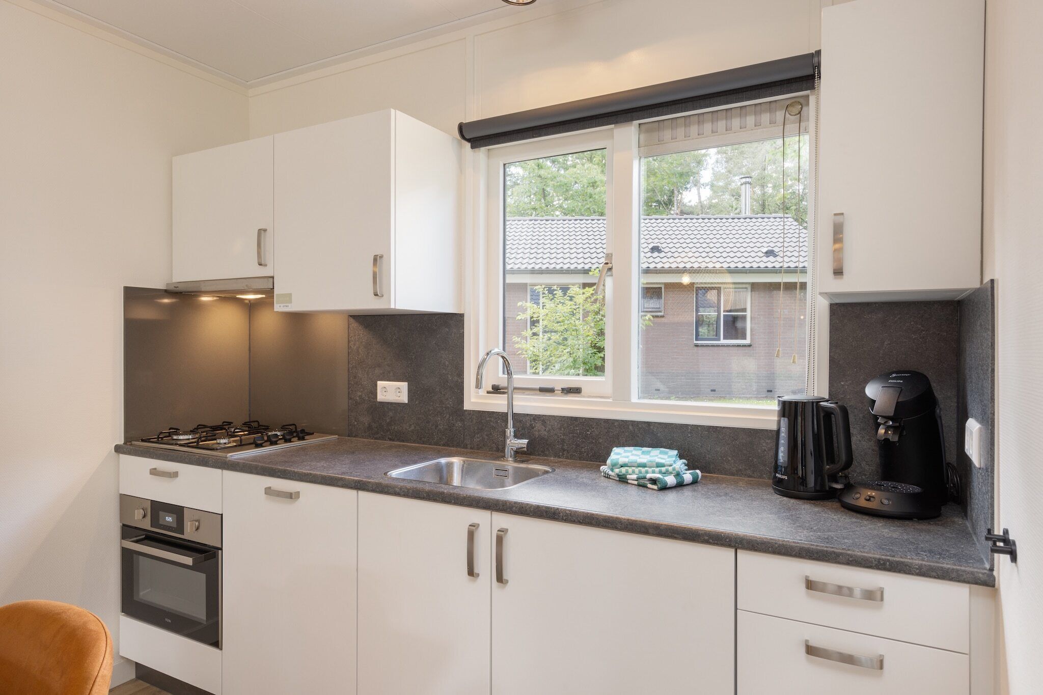 Réfrigérateur, micro-ondes, plaque de cuisson, lave-vaisselle