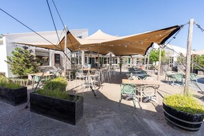 Outdoor dining - Thatched Villa Near the Beach (Hollum)