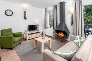Smart TV, fireplace - Charming Renovated Home with Fire (Hoogersmilde)