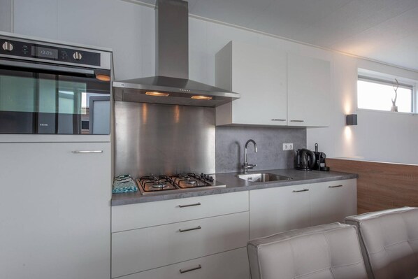 Køleskab, mikrobølgeovn, kogeplade, opvaskemaskine