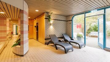 Un espace de détente intérieur moderne, avec des fauteuils et un mur en briques.