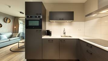 Een koelkast, een magnetron, een kookplaat, een vaatwasser