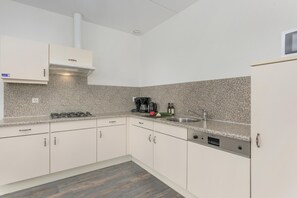Frigorífico, microondas, placa de cocina y lavavajillas